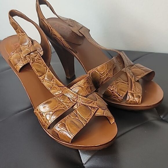 Micheal Kors Brown Alligator Print Leather/Wooded sandals. - Picture 10 of 13